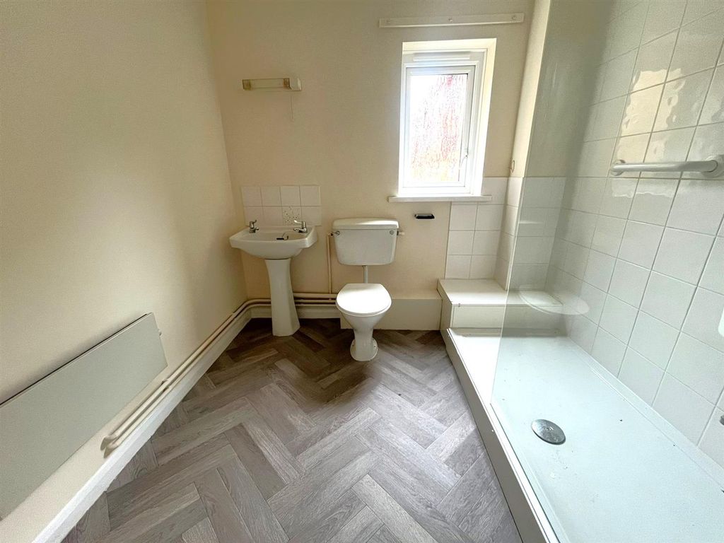 Property photo 3 of 6 Bathroom.Jpeg