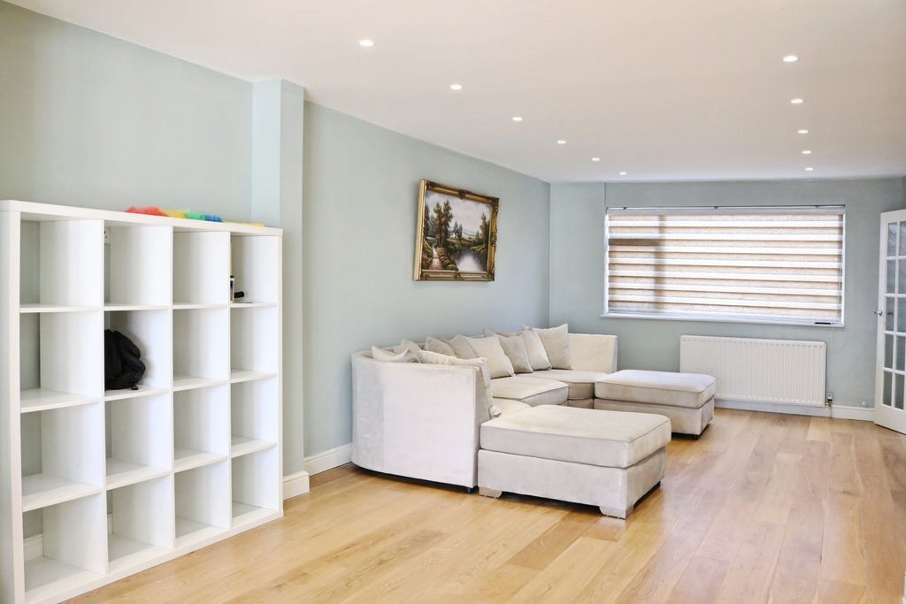 Property photo 3 of 8 Photo 10