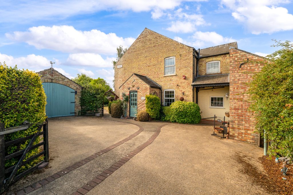 Property photo 2 of 27