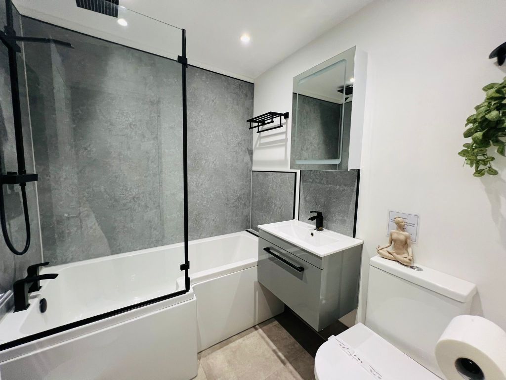 Property photo 3 of 13 Bathroom