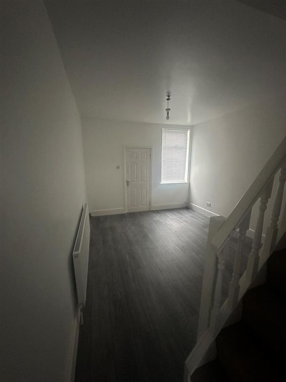 Property photo 3 of 10 Middle Room.Jpg