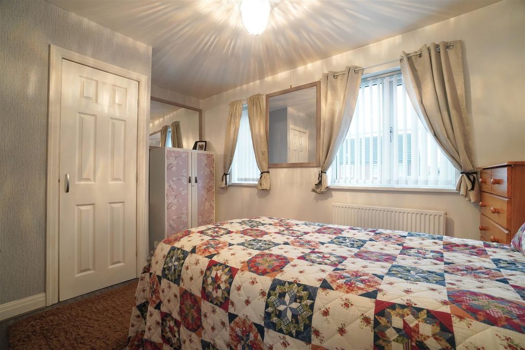 Property photo 2 of 15 Bed 2 2.Jpg