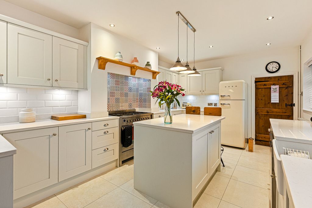 Property photo 2 of 39