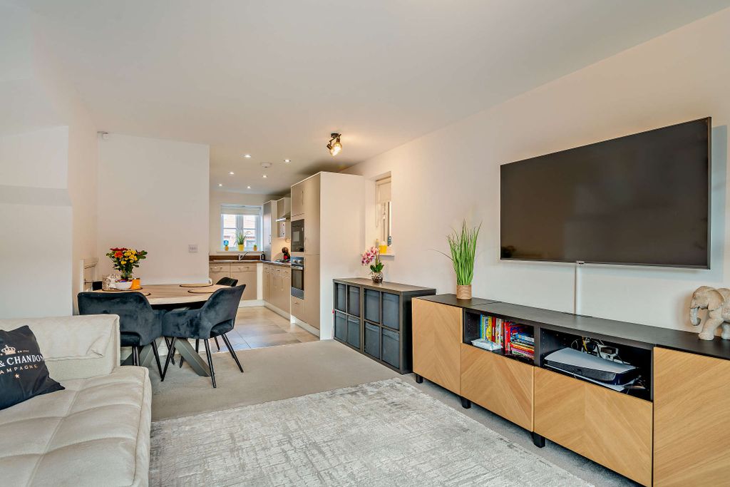 Property photo 2 of 15 Lounge / Dining