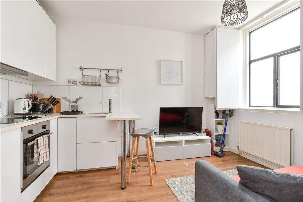 Property photo 3 of 10 Lounge/ Kitchen