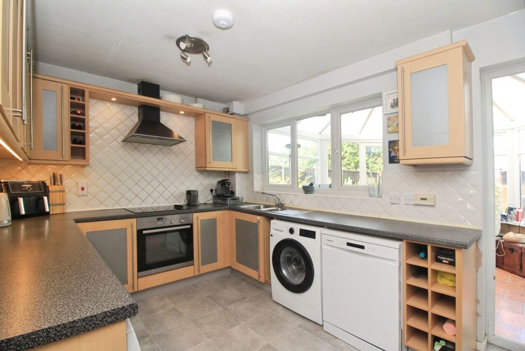 Property photo 2 of 9 Breakfast Kitchen