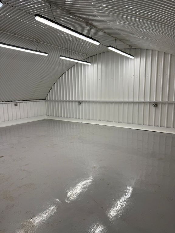 Property photo 2 of 4 An Empty Arch With White Lining, Facing The Front Electric Roller Shutter Entrance, Which Is Closed. There Is A WC Cubicle At The Front Of The Arch.