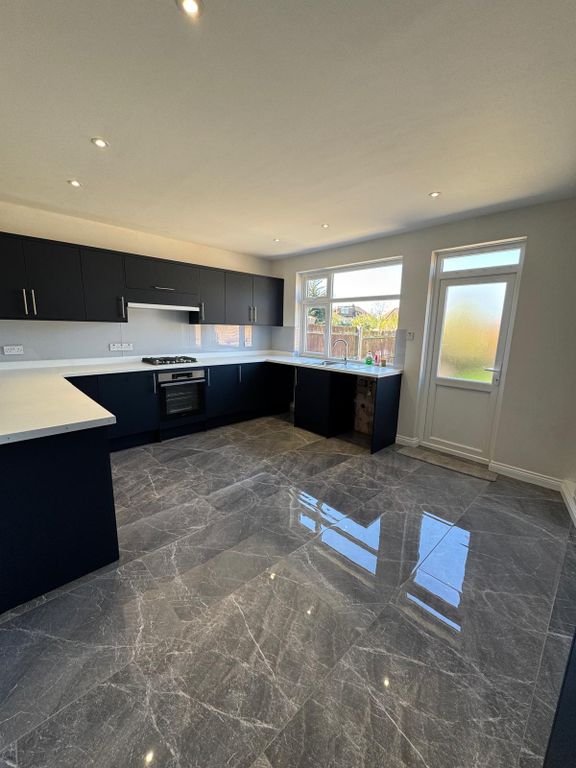 Property photo 2 of 10 Kitchen