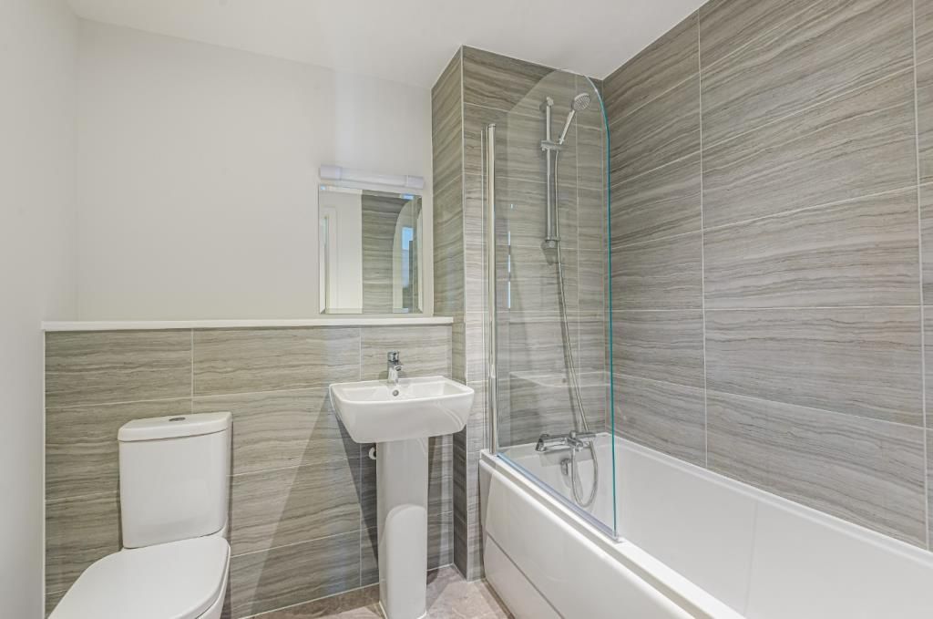 Property photo 2 of 11 Bathroom