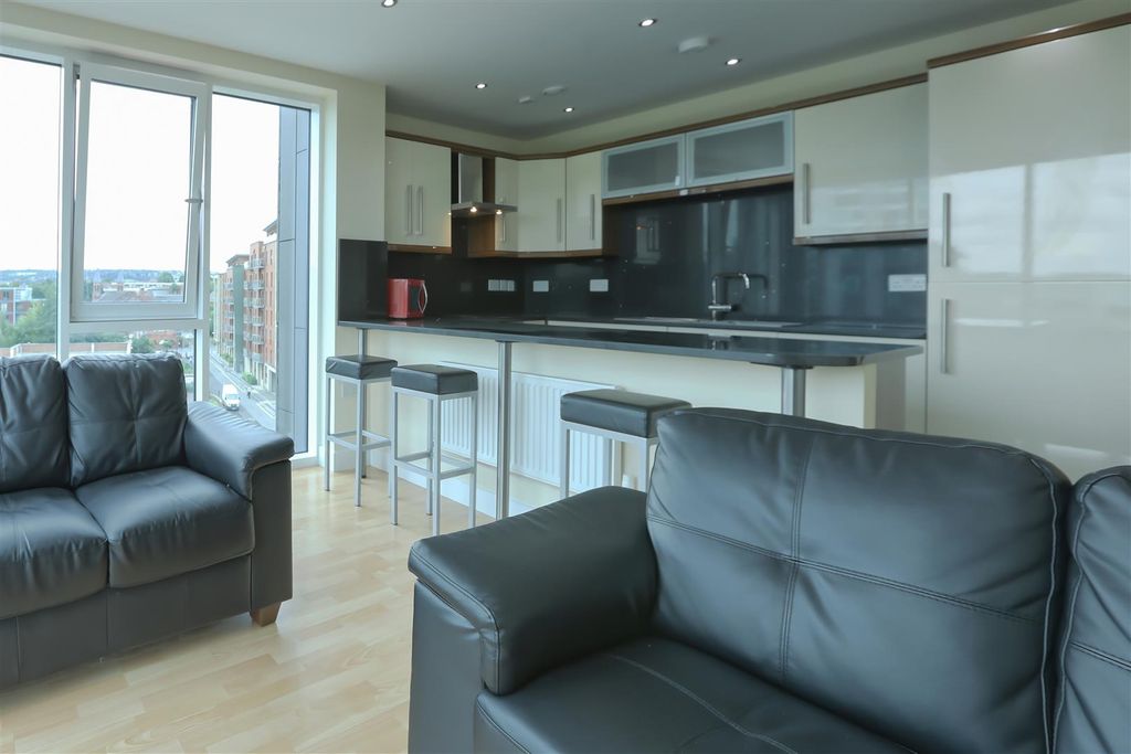 Property photo 1 of 8 Apt 5, 112 Ecclesall Road - 5 Bed Kitchen.Jpg
