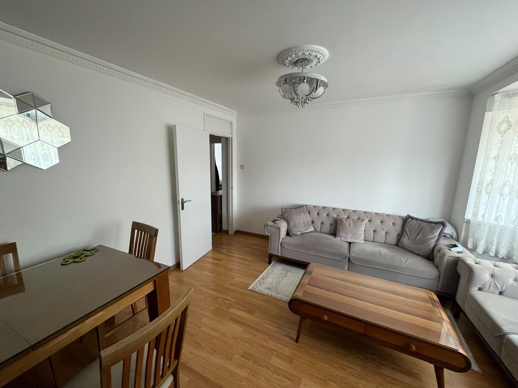 Property photo 2 of 9 d084d19B-6228-4Ec4-B592-1F5B1449714E