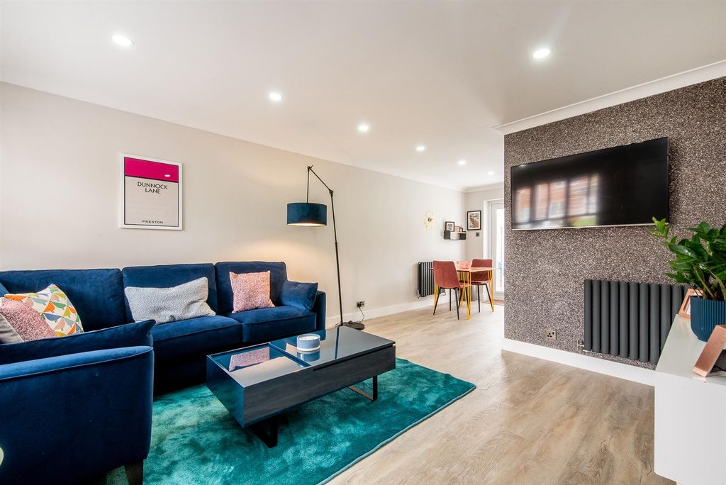 Property photo 3 of 22 Lounge