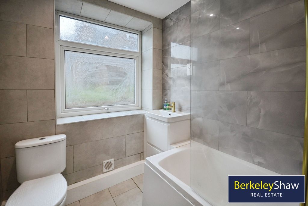 Property photo 3 of 7 Bathroom