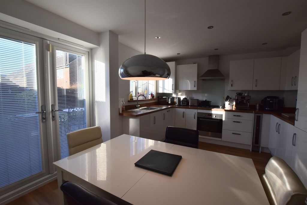 Property photo 3 of 16 33 Maritime Way Dining