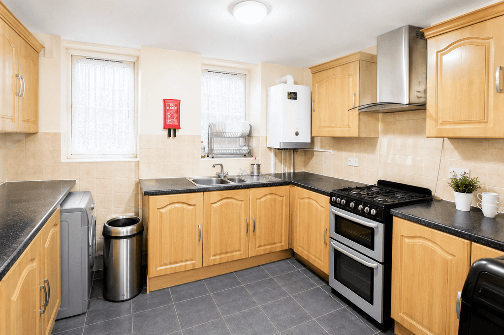 Property photo 1 of 9 5 Bedroom Flat For Sale In E2 9Qt Moments From Bethnal Green Station