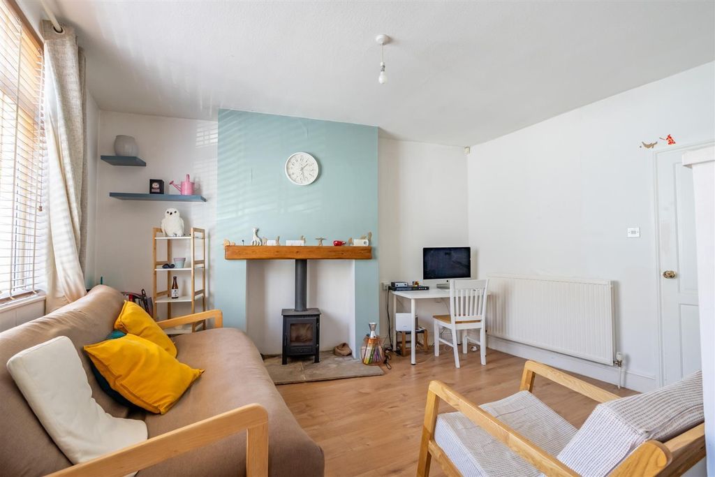 Property photo 3 of 11 4 Ms