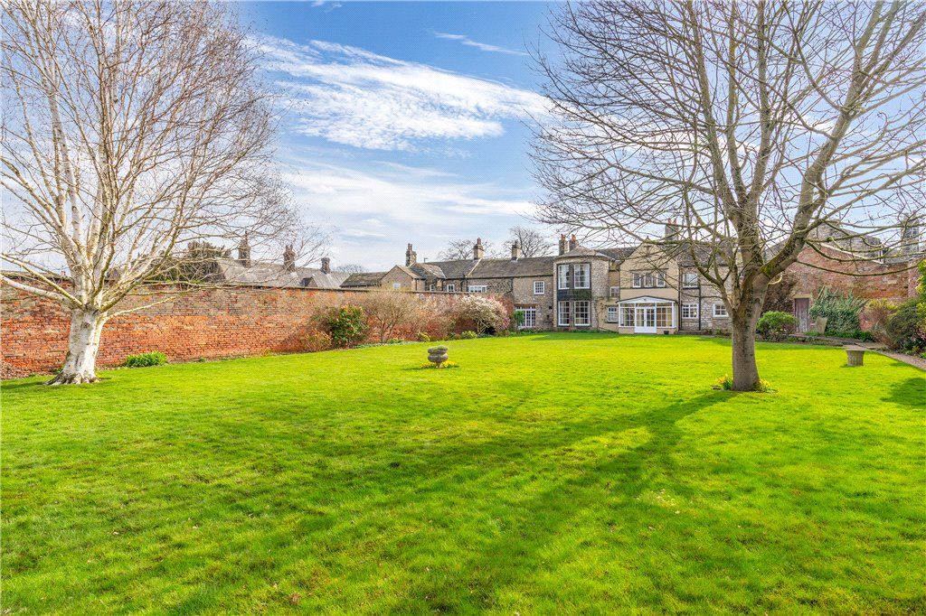 Property photo 2 of 35 Stunning Garden