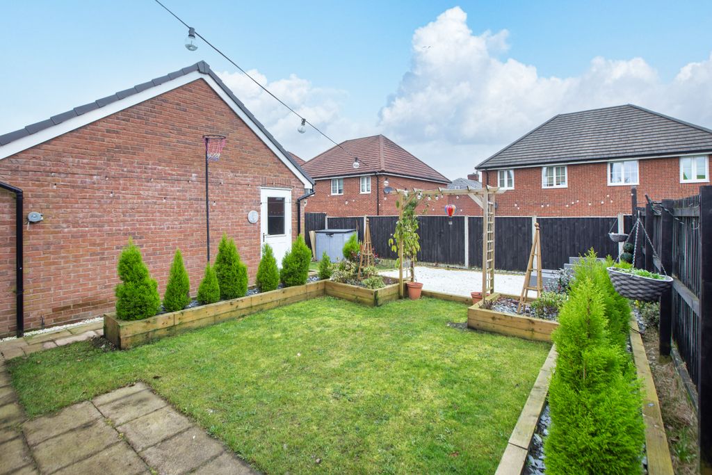 Property photo 3 of 22 2 Spinner Avenue-19