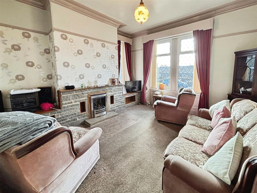 Property photo 3 of 19 Lounge