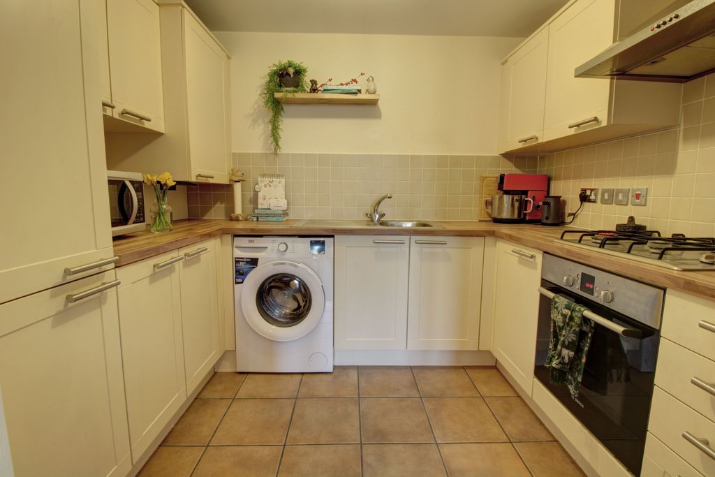 Property photo 3 of 9 Kitchen
