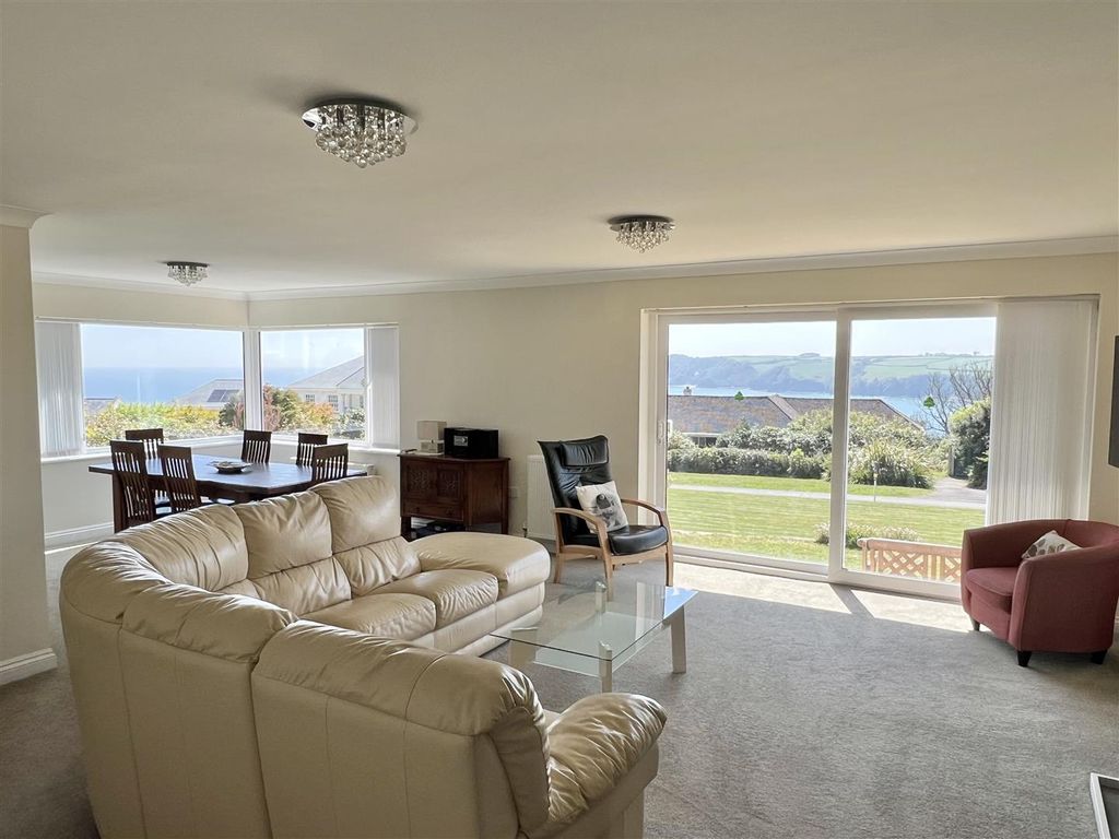 Property photo 3 of 39 Lounge: