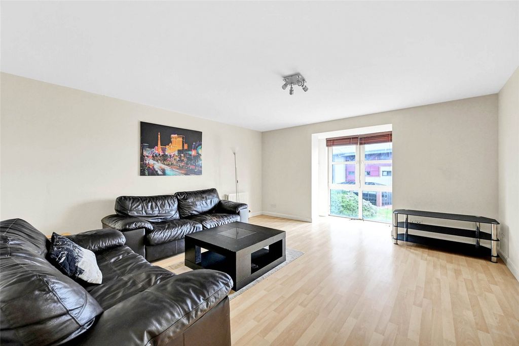 Property photo 2 of 21 Links Road