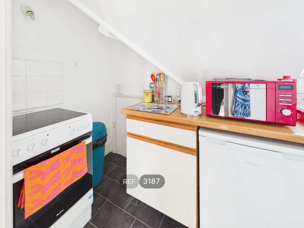 Property photo 3 of 7 Kitchen