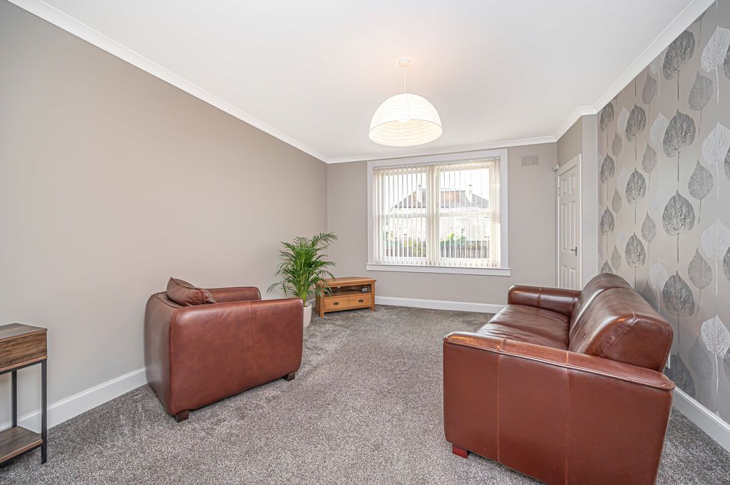 Property photo 3 of 19 Lounge