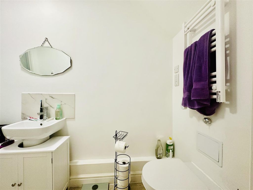 Property photo 3 of 9 Bathroom