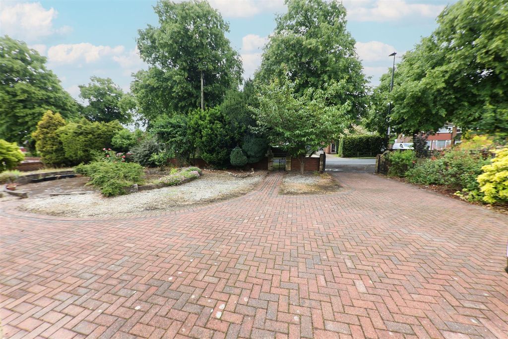 Property photo 3 of 18 Outside