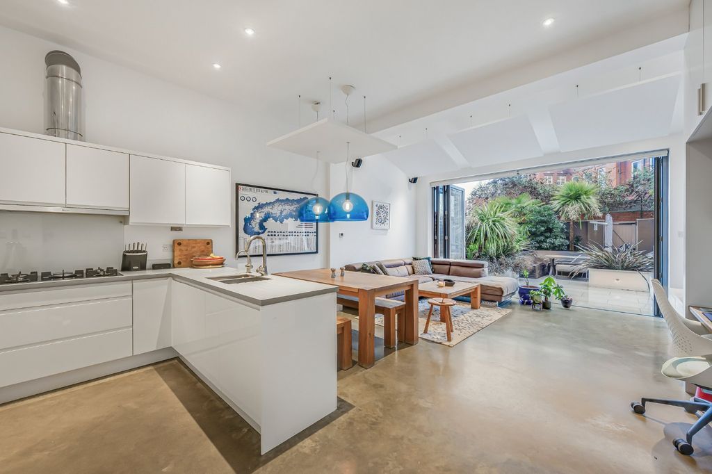 Property photo 1 of 20 Picture No. 08