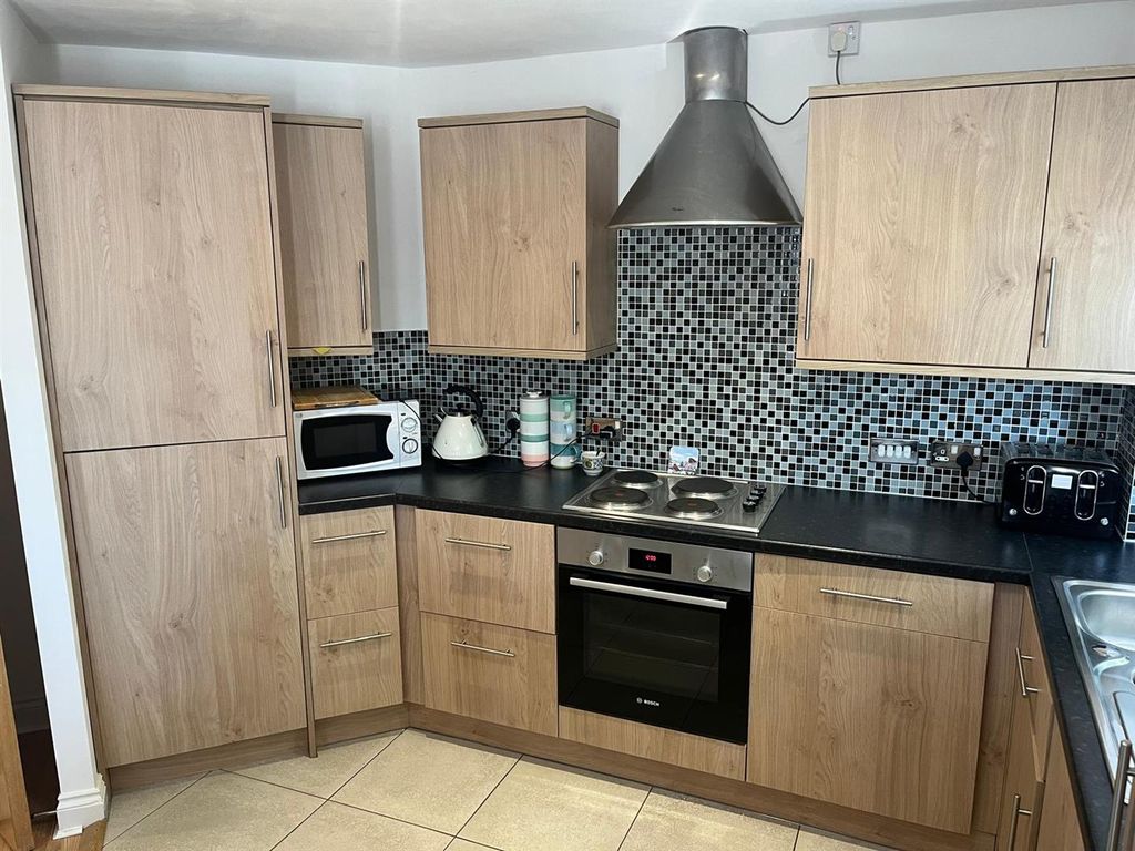 Property photo 3 of 18 Kitchen