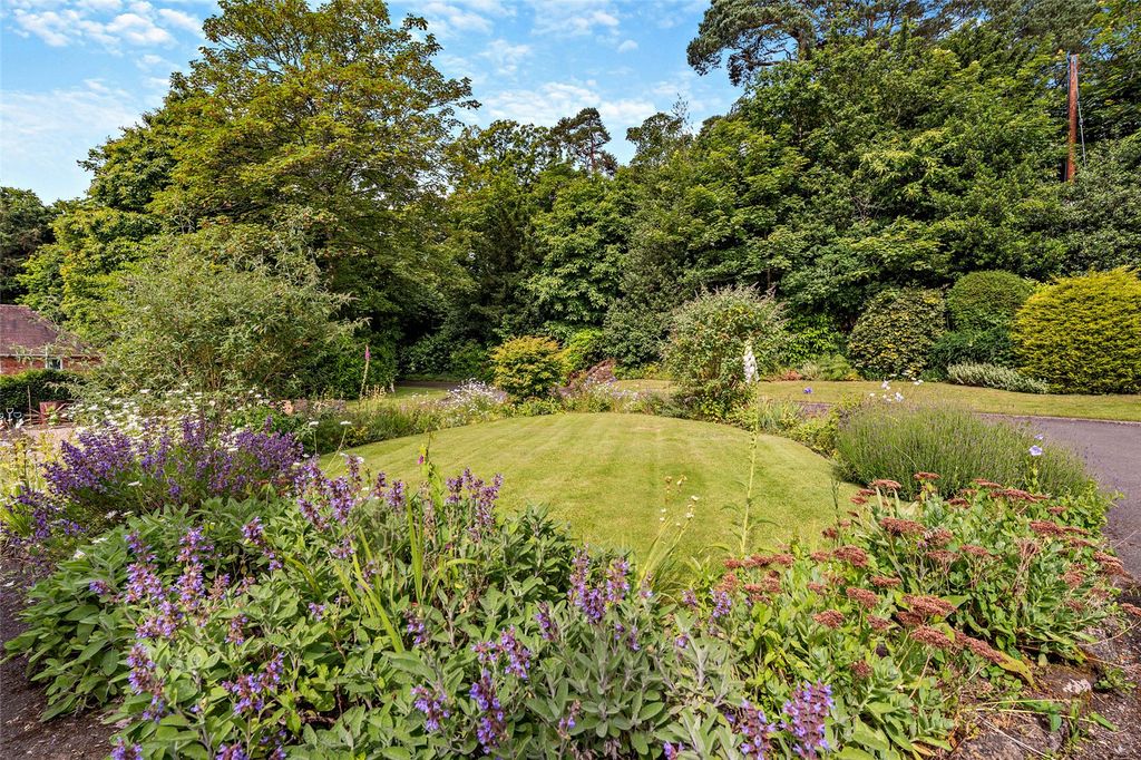 Property photo 3 of 12 Garden