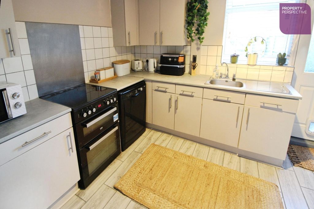 Property photo 3 of 9 Kitchen