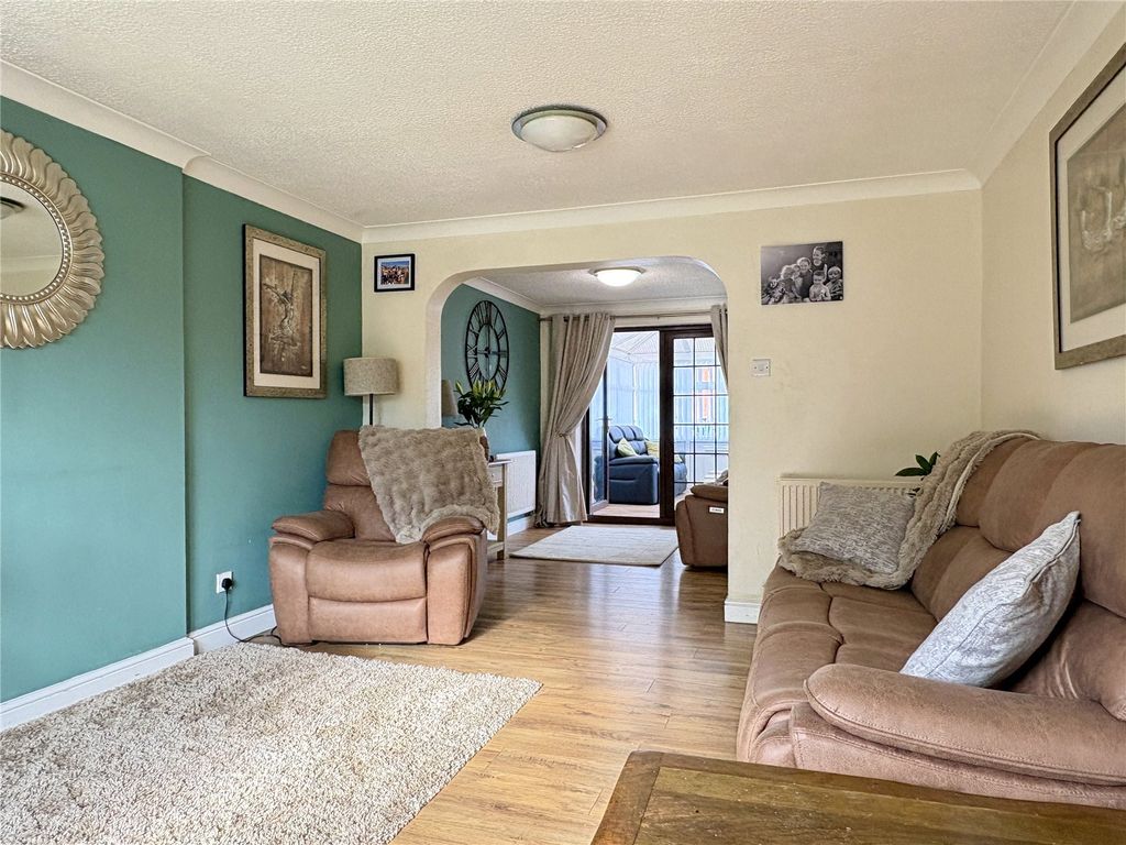 Property photo 3 of 18 Lounge