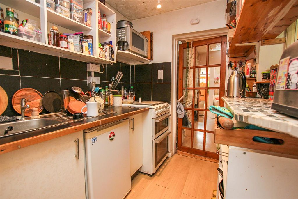 Property photo 3 of 14 Kitchen