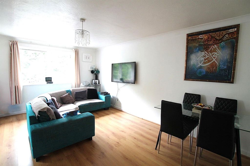Property photo 2 of 4 6 Jackson Living Room.Jpg