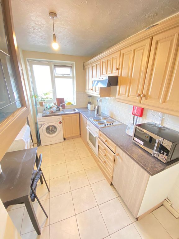 Property photo 1 of 10 Spacious Room 2 Min From Stoke Newington