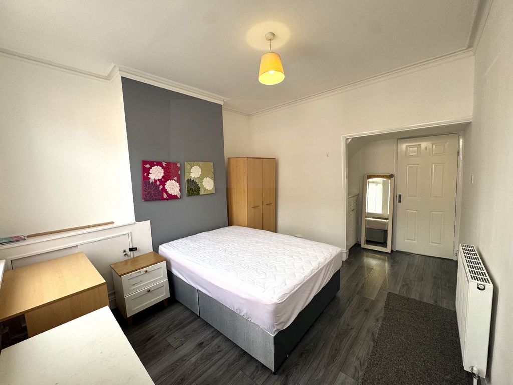 Property photo 3 of 9 Photo 7