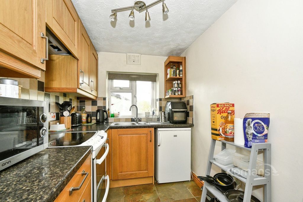 Property photo 3 of 10 Kitchen