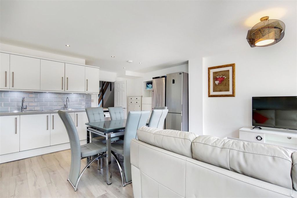 Property photo 2 of 12 16c5.Jpg