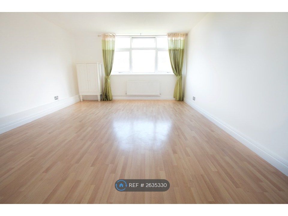 Property photo 1 of 9 Spacious Lounge