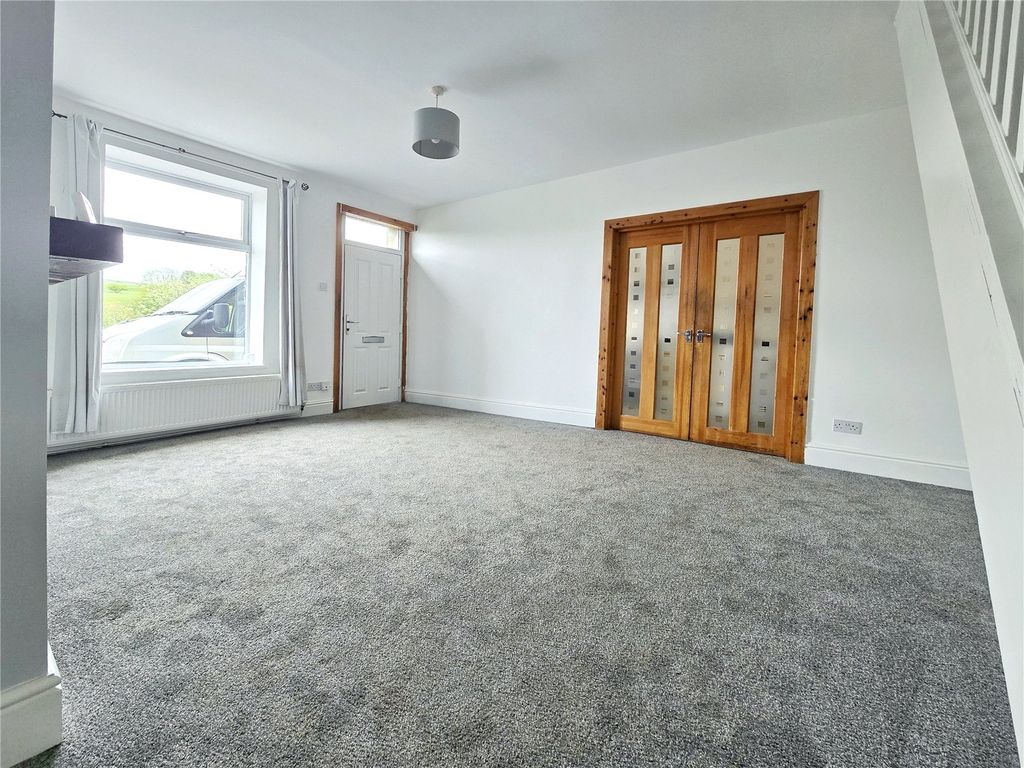 Property photo 3 of 12 Lounge