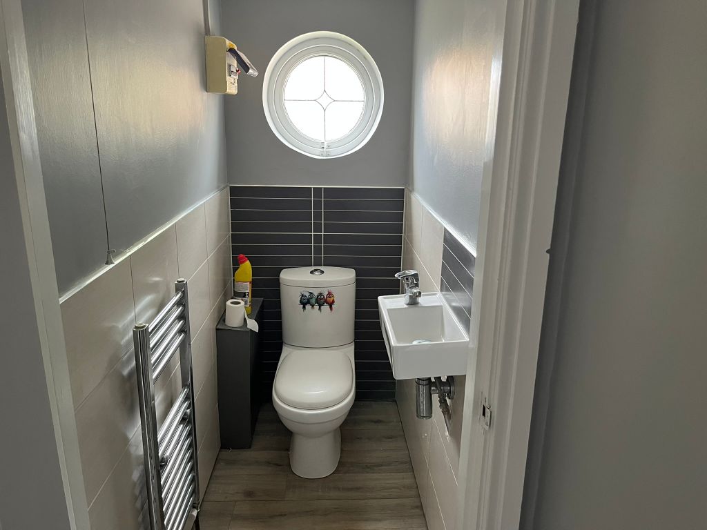 Property photo 2 of 11 Cloakroom