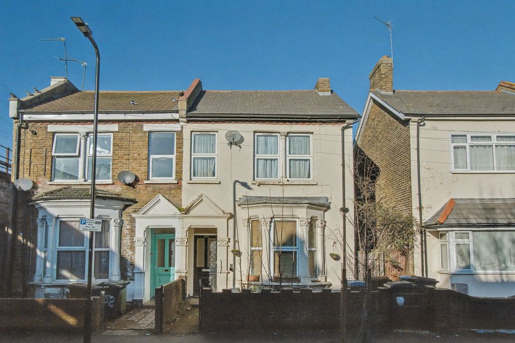 Property photo 1 of 17 Flats A & B, 254 Ramsay Road, London E7 9Ey
