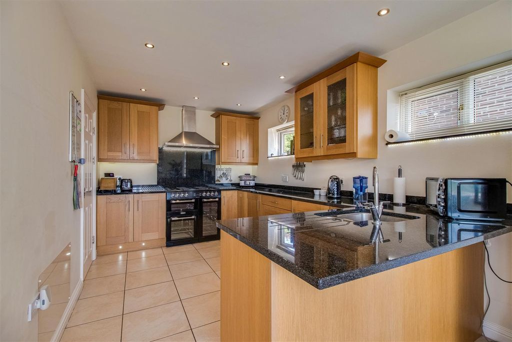 Property photo 3 of 17 Kitchen Breakfast Room