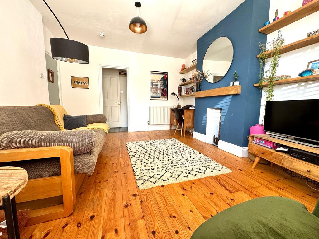 Property photo 1 of 17 Living Room