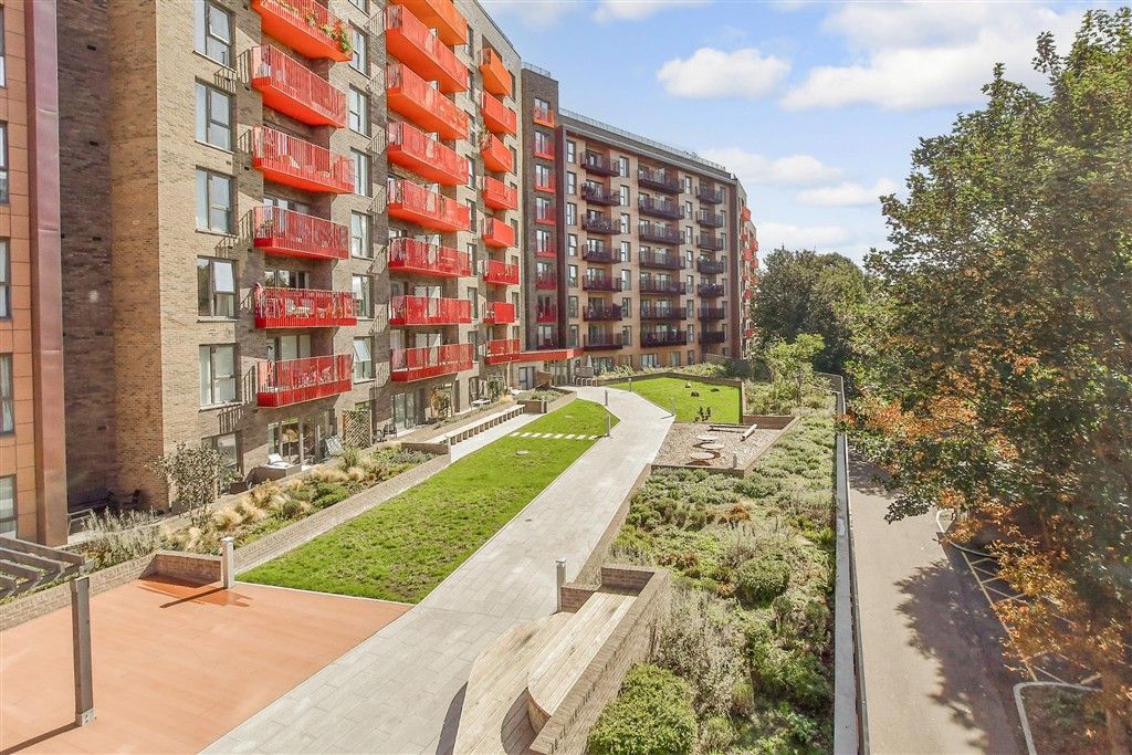 Property photo 2 of 17 Communal Gardens