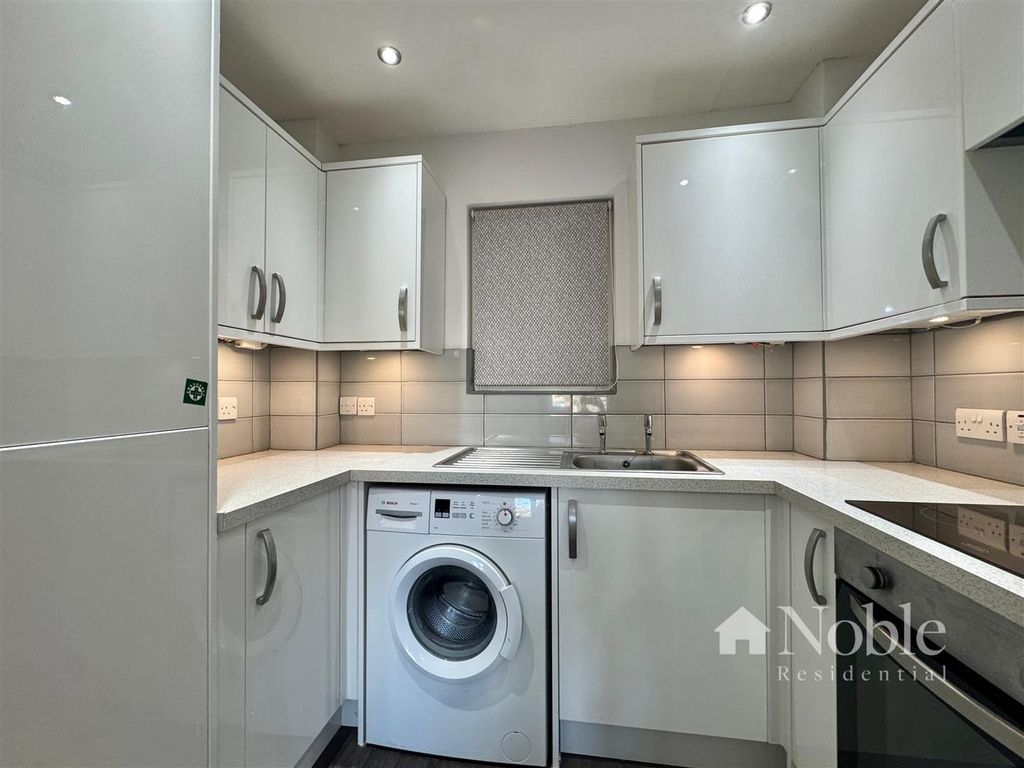 Property photo 3 of 10 Kitchen