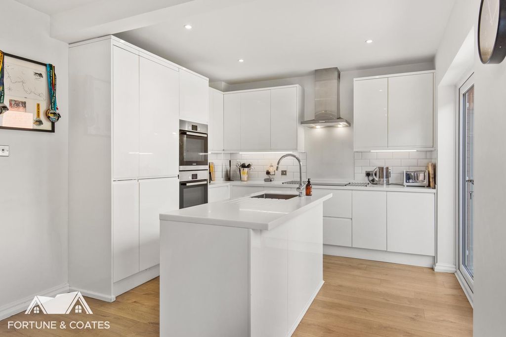 Property photo 3 of 21 Elwood_23.Jpg